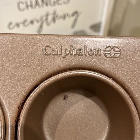 Calphalon 12 ct muffin pan - Picture 2 of 3